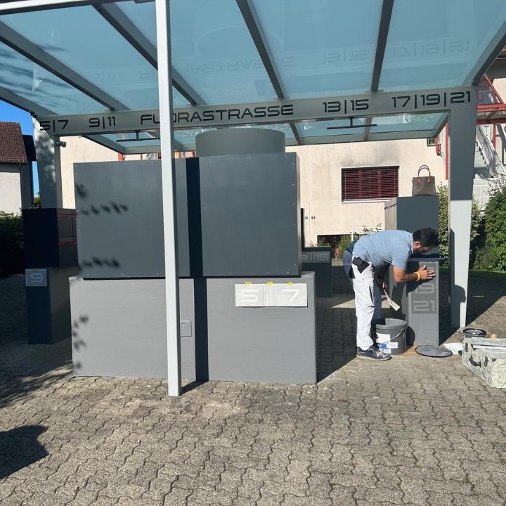 Frisch gestrichene Aussenanlage einer Liegenschaft