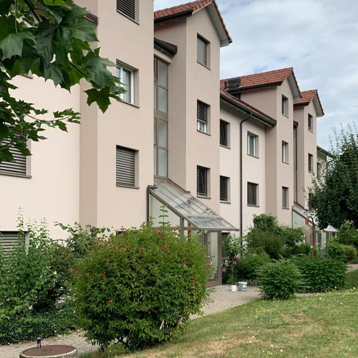 Fassadenanstrich an einem Mehrfamilienhaus, Wetzikon