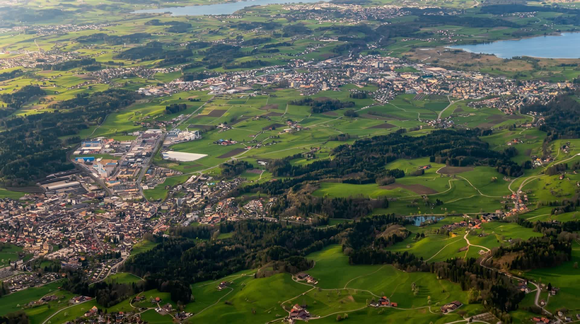 Luftaufnahme des Zürcher Oberlands mit Wetzikon und den Seen